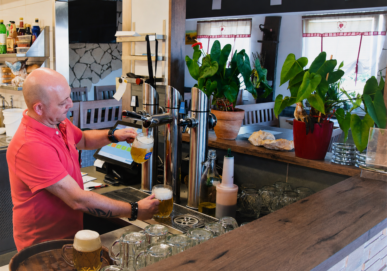 Frisch gezapftes Bier an der Ausschank im dasHopferl