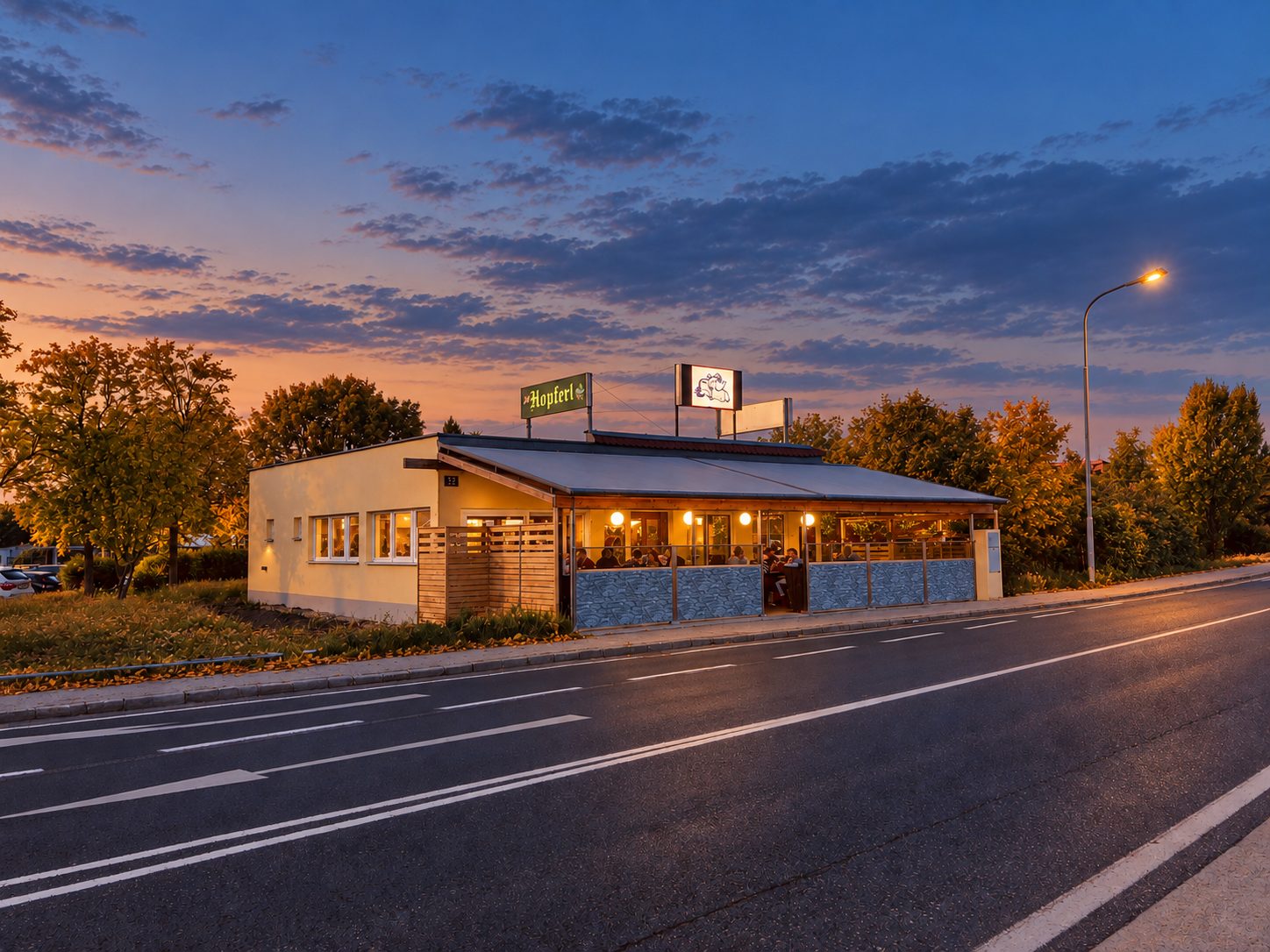 Das Hopferl in Schwechat an einem Herbstabend